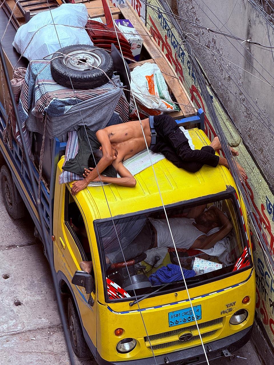  প্রচণ্ড গরমে মালবাহী পিকআপের ছাদে ও আসনে ঘুমিয়ে পড়েছেন চালক ও তাঁর সহযোগী। দুপুরে রাজধানীর তেজকুনিপাড়া এলাকা থেকে তোলা