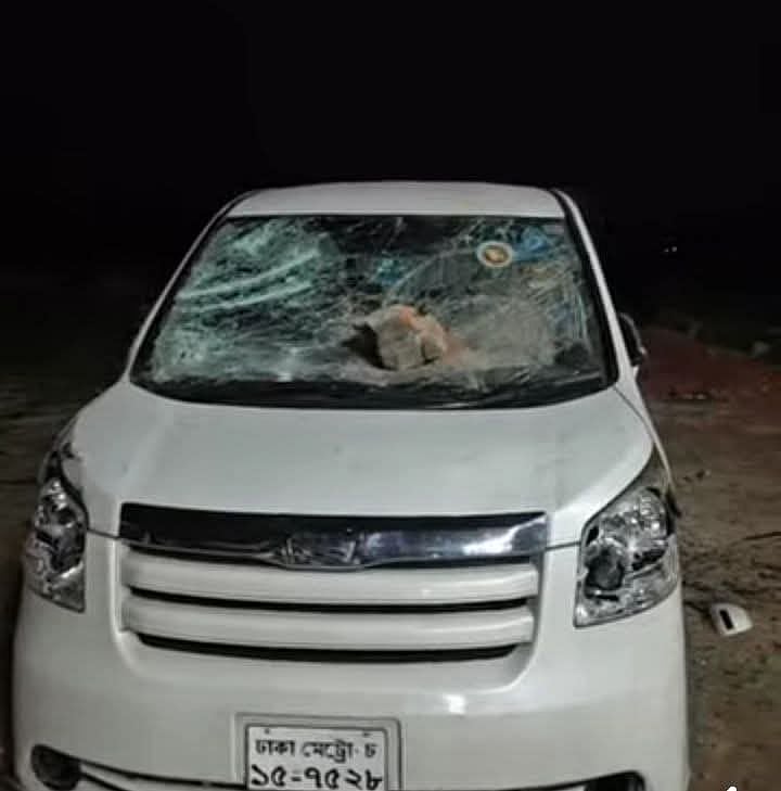 সংসদ সদস্য মাছুম মোস্তফার ব্যক্তিগত গাড়ি ভাঙচুর করে দুর্বৃত্তরা। এ সময় তাঁকে অবরোধ করা হয়। শুক্রবার সন্ধ্যায় নেত্রকোনার পূর্বধলার আতকাপাড়া এলাকায় গিরিপথ ফিলিং স্টেশনে