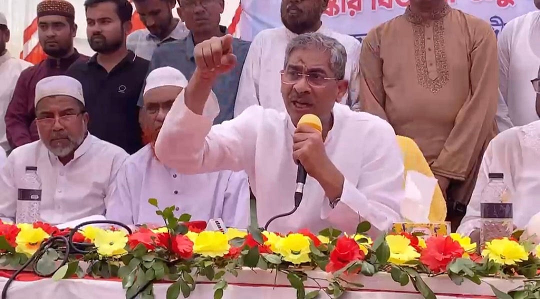 প্রধান অতিথির বক্তব্য দিচ্ছেন পানিসম্পদমন্ত্রী শহীদ উদ্দীন চৌধুরী এ্যানি।  আজ দুপুরে লক্ষ্মীপুর সদর উপজেলার হাজী ফতেহ মোহাম্মদিয়া দাখিল মাদ্রাসার বার্ষিক ক্রীড়া ও পুরস্কার বিতরণ অনুষ্ঠানে