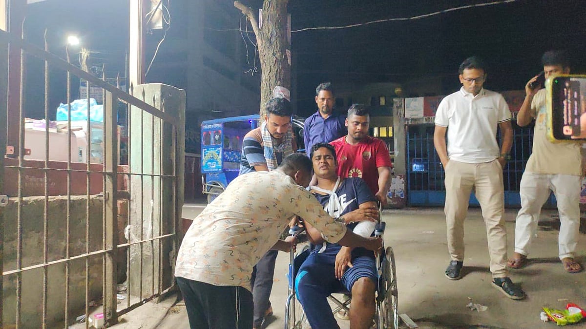 মেঘনা নদীতে জাটকা শিকার বন্ধে অভিযানে যাওয়ার মৎস্য বিভাগের  অভিযানিক দলের ওপর হামলা চালায় দুবৃত্তরা। এ সময় মৎস্য বিভাগের তিন মাঠকর্মী আহত হন