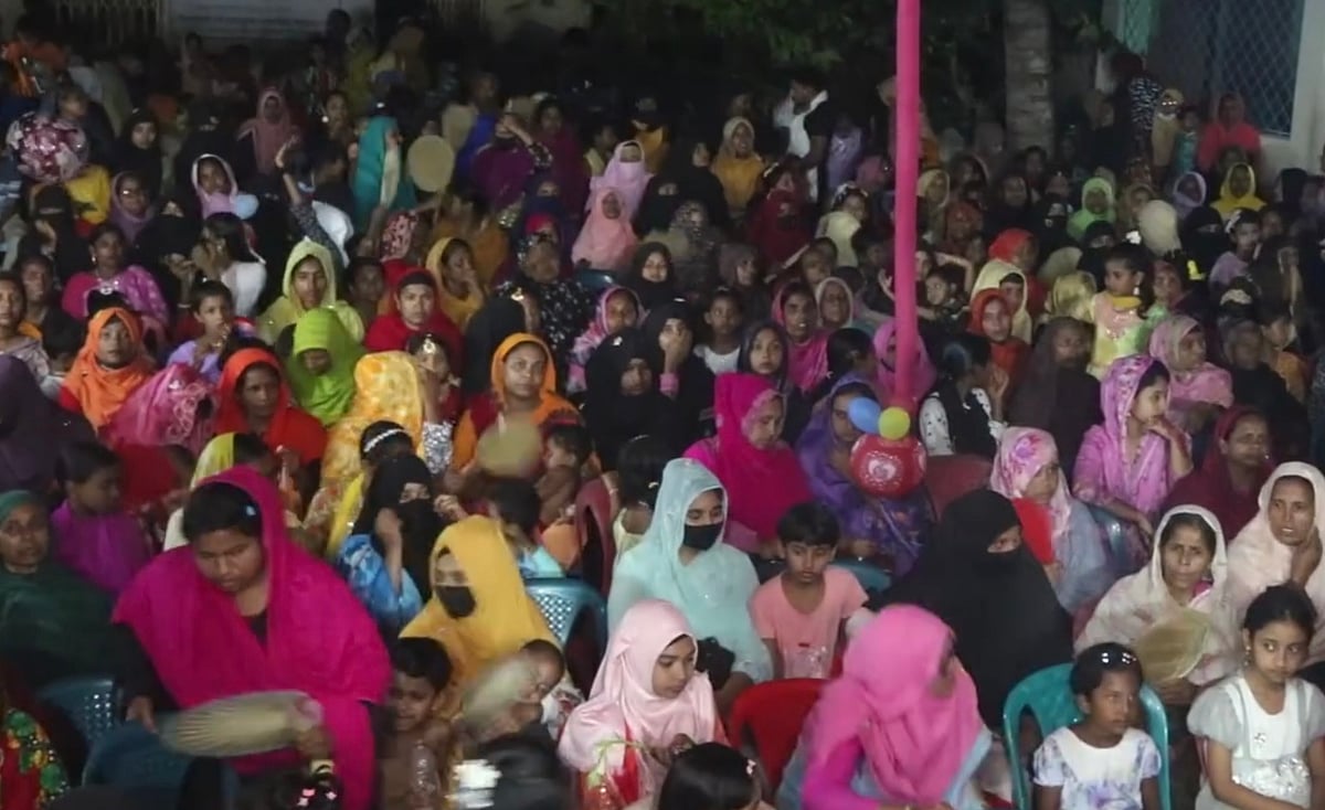 ‘মজার ব্যাপার এই মেলার হাজারো মানুষ আলোচনার সময় চুপচাপ মঞ্চের চারদিকে বসে যান। ডান পাশটা দখল করে বসেন এলাকার নারীরা।’