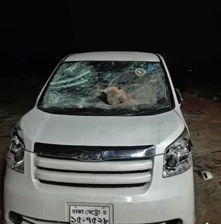 সংসদ সদস্য মাছুম মোস্তফার ব্যক্তিগত গাড়ি ভাঙচুর করে দুর্বৃত্তরা। এ সময় তাঁকে অবরোধ করা হয়। শুক্রবার সন্ধ্যায় নেত্রকোনার পূর্বধলার আতকাপাড়া এলাকায় গিরিপথ ফিলিং স্টেশনে