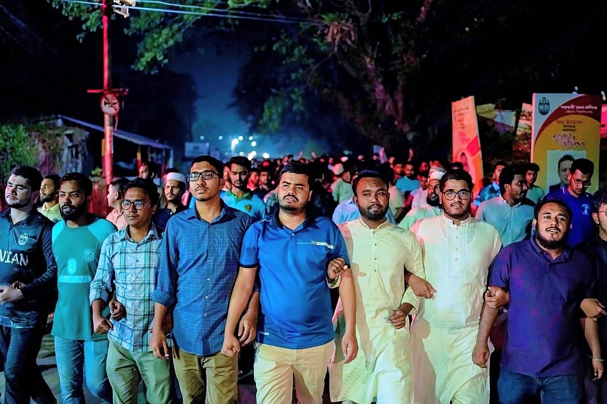 ডাকসুর দুই নেতা ও ঢাকা বিশ্ববিদ্যালয়ে কর্মরত সাংবাদিকদের ওপর হামলার প্রতিবাদে বিক্ষোভ করেছে চট্টগ্রাম বিশ্ববিদ্যালয়ের কেন্দ্রীয় ছাত্র সংসদ। গতকাল রাত সাড়ে ১২টার দিকে বিশ্ববিদ্যালয়ের গোল চত্বরে