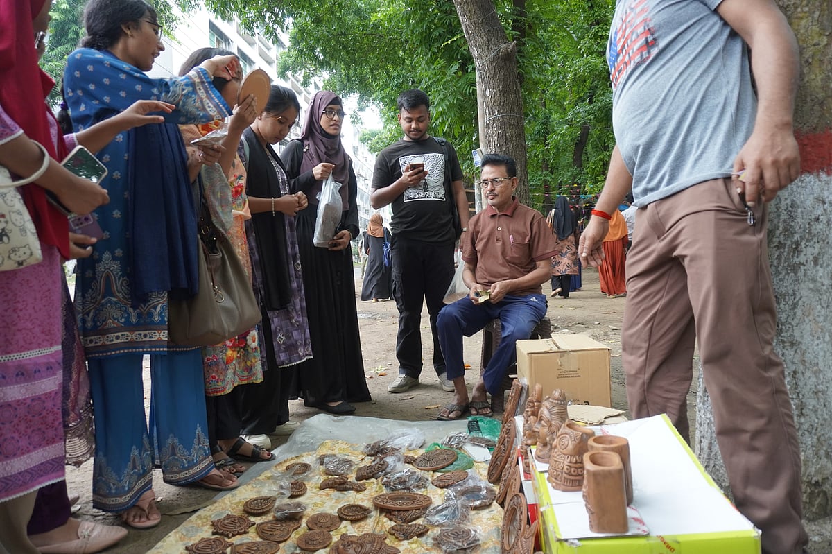 শিল্পকর্ম নিয়ে রাজশাহীর মৃৎশিল্পী কাজল কুমার দাস রাজশাহী বিশ্ববিদ্যালয় ক্যাম্পাসে