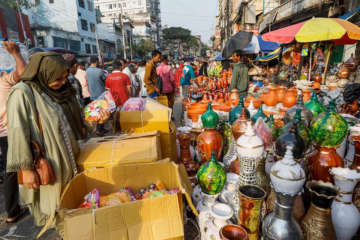 চট্টগ্রাম নগরে শুরু হয়েছে আবদুল জব্বারের বলীখেলা ও বৈশাখী মেলা। দেশের বিভিন্ন স্থান থেকে পণ্য নিয়ে এসেছেন দোকানিরা