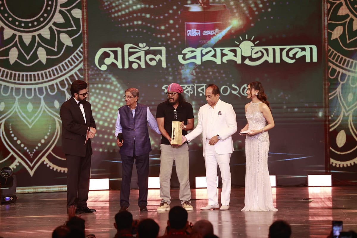 জেমসকে বিশেষ সম্মাননা তুলে দেন প্রথম আলোর সম্পাদক মতিউর রহমান ও স্কয়ার টয়লেট্রিজের ব্যবস্থাপনা পরিচালক অঞ্জন চৌধুরী