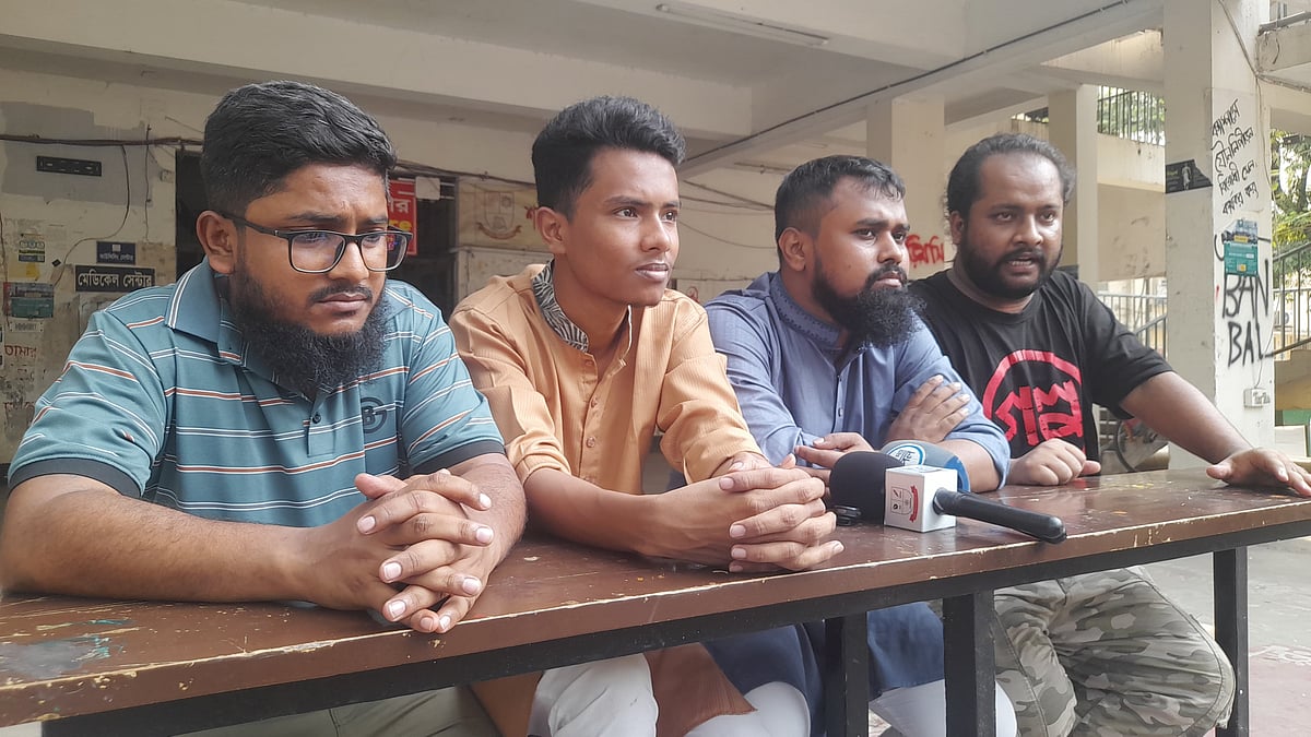 জকসুর ব্যানারে ছাত্রশিবিরের বিরুদ্ধে দলীয় এজেন্ডা বাস্তবায়নের অভিযোগে জরুরি সংবাদ সম্মেলন একাংশের। ২৪ এপ্রিল ২০২৬