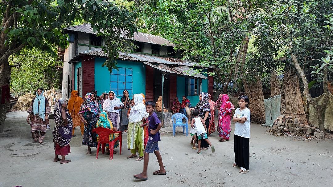 নাহিদা সুলতানা বৃষ্টির হত্যাকাণ্ডের খবর পেয়ে তাঁর গ্রামের বাড়িতে ভিড় করেন আশপাশের মানুষ। শনিবার বিকেলে মাদারীপুর সদর উপজেলার খোয়াজপুর ইউনিয়নের চরগোবিন্দপুর এলাকায়