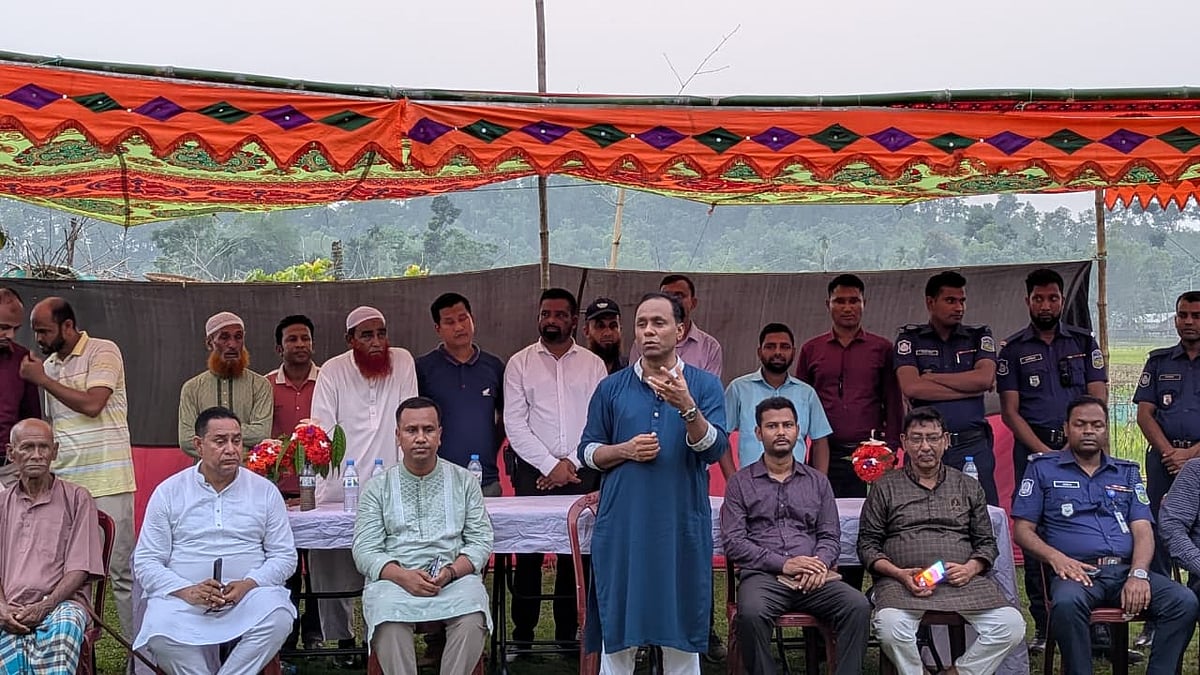 হাজং সম্প্রদায়ের লোকজনের সঙ্গে মতবিনিময় সভায় নেত্রকোনা-১ (কলমাকান্দা-দুর্গাপুর) আসনের সংসদ সদস্য ও জাতীয় সংসদের ডেপুটি স্পিকার কায়সার কামাল। শুক্রবার সন্ধ্যার দিকে