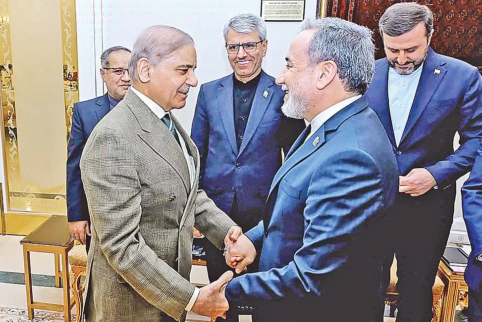 পাকিস্তানের প্রধানমন্ত্রী শাহবাজ শরিফের সঙ্গে হাত মেলান ইরানের পররাষ্ট্রমন্ত্রী আব্বাস আরাগচি (ডানে)। গতকাল ইসলামাবাদে শাহবাজ শরিফের সরকারি বাসভবনে