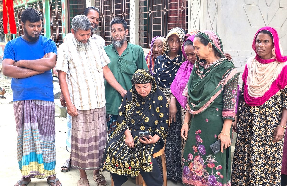 যুক্তরাষ্ট্রে হত্যাকাণ্ডের শিকার জামালপুরের শিক্ষার্থী জামিলের গ্রামের বাড়িতে স্বজনদের আহাজারি। শনিবার দুপুরে মাদারগঞ্জ উপজেলার মহিষবাথান এলাকায়