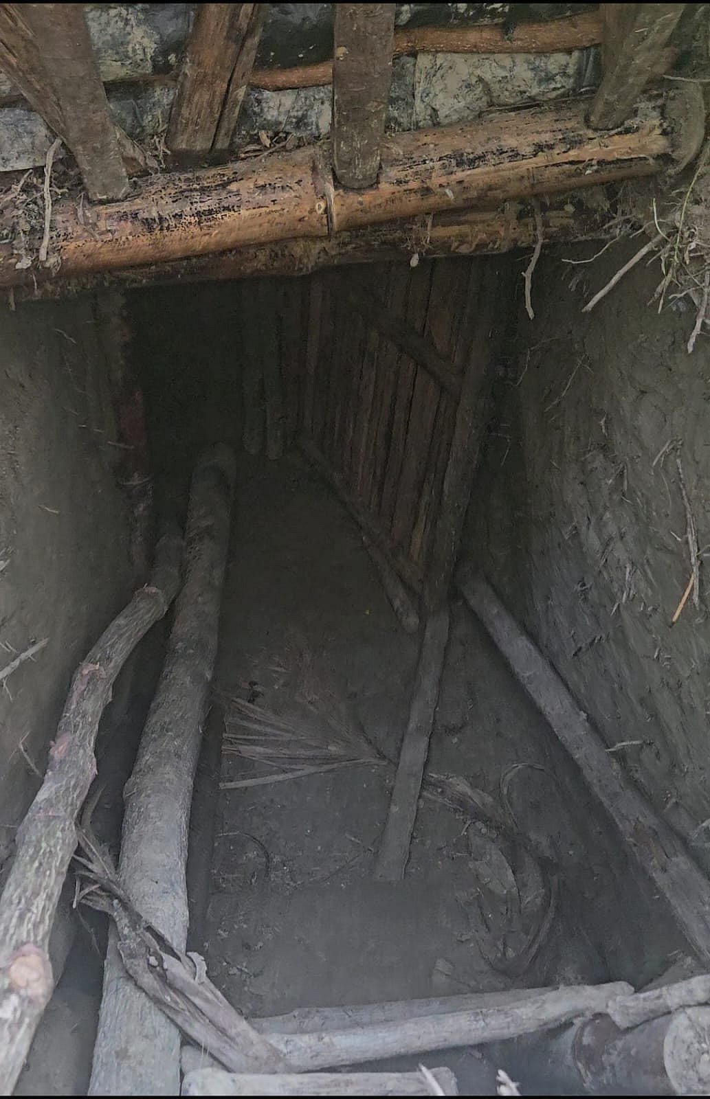 লক্ষ্মীপুর সদর উপজেলার দালাল বাজারের লক্ষ্মীপুর গ্রামে মাটির নিচে এভাবে সড়ঙ্গ তৈরি করা হয়। পুলিশ বলছে মাদক সেবনের জন্য সুড়ঙ্গটি তৈরি করা হয়