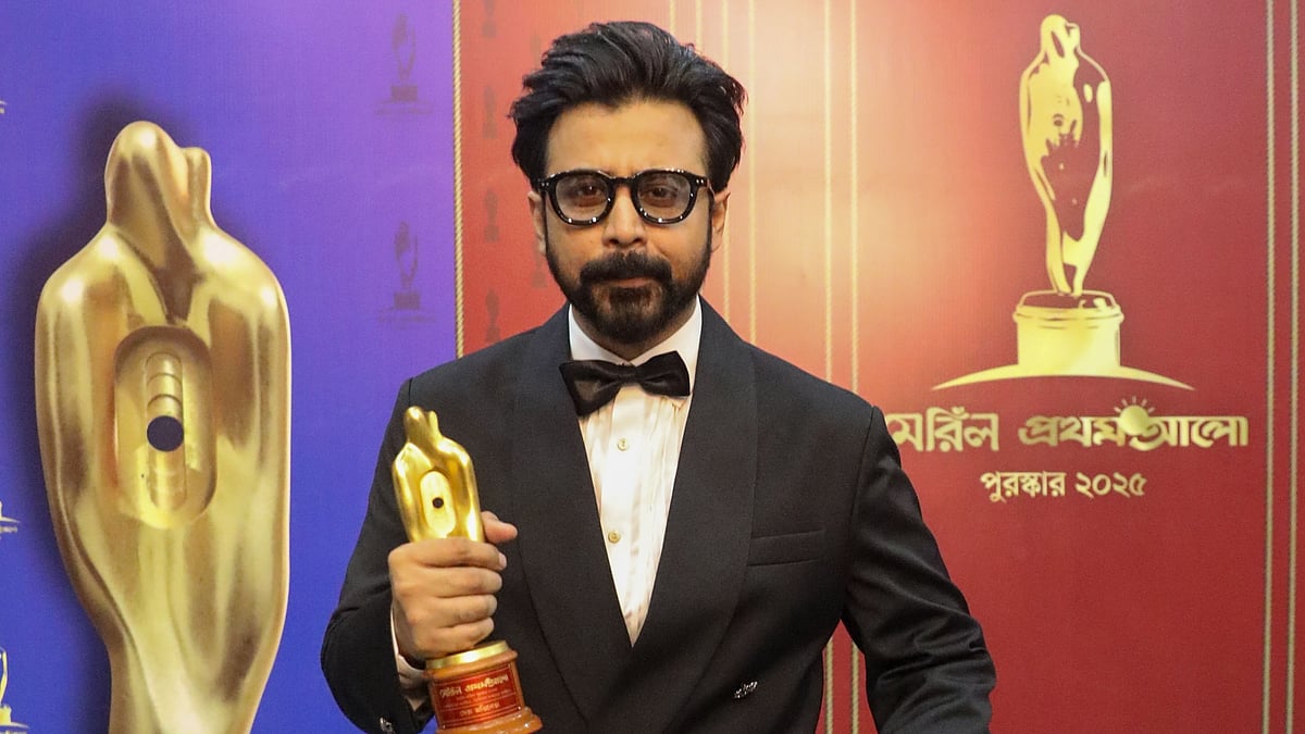 সেরা অভিনেতার পুরস্কার হাতে আফরান নিশো। মীর হোসেন