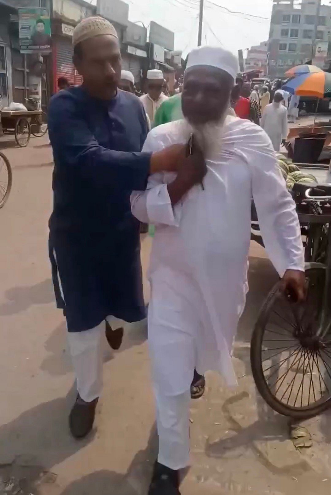 কিশোরগঞ্জে আওয়ামী লীগ নেতার কলার ধরে টেনে নিয়ে যান বিএনপি নেতা