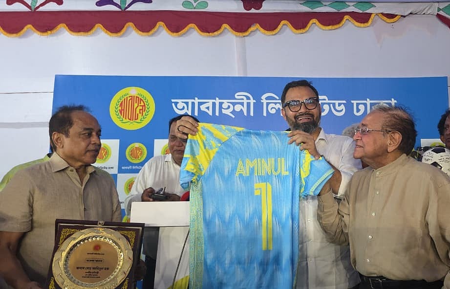 আমিনুলের হাতে আবাহনীর জার্সি তুলে দেওয়া হয়।