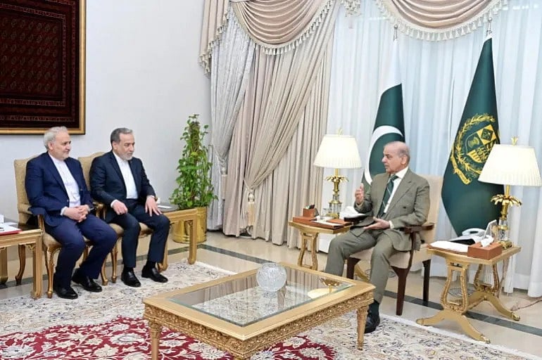ইরানের পররাষ্ট্রমন্ত্রী আব্বাস আরাগচির সঙ্গে শনিবার ইসলামাবাদে বৈঠক করেন পাকিস্তানের প্রধানমন্ত্রী শাহবাজ শরিফ