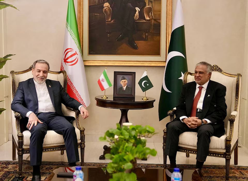 পাকিস্তানের পররাষ্ট্রমন্ত্রী ইসহাক দারের সঙ্গে ইরানের পররাষ্ট্রমন্ত্রী আব্বাস আরাগচি। পাকিস্তান যুক্তরাষ্ট্র ও ইরানের মধ্যে দ্বিতীয় দফায় শান্তি আলোচনা আয়োজনের প্রস্তুতি নিচ্ছে। এর মধ্যে রাজধানী ইসলামাবাদে এই দুই নেতা সাক্ষাৎ করেন। ছবিটি ২৫ এপ্রিল প্রকাশ করা হয়েছে