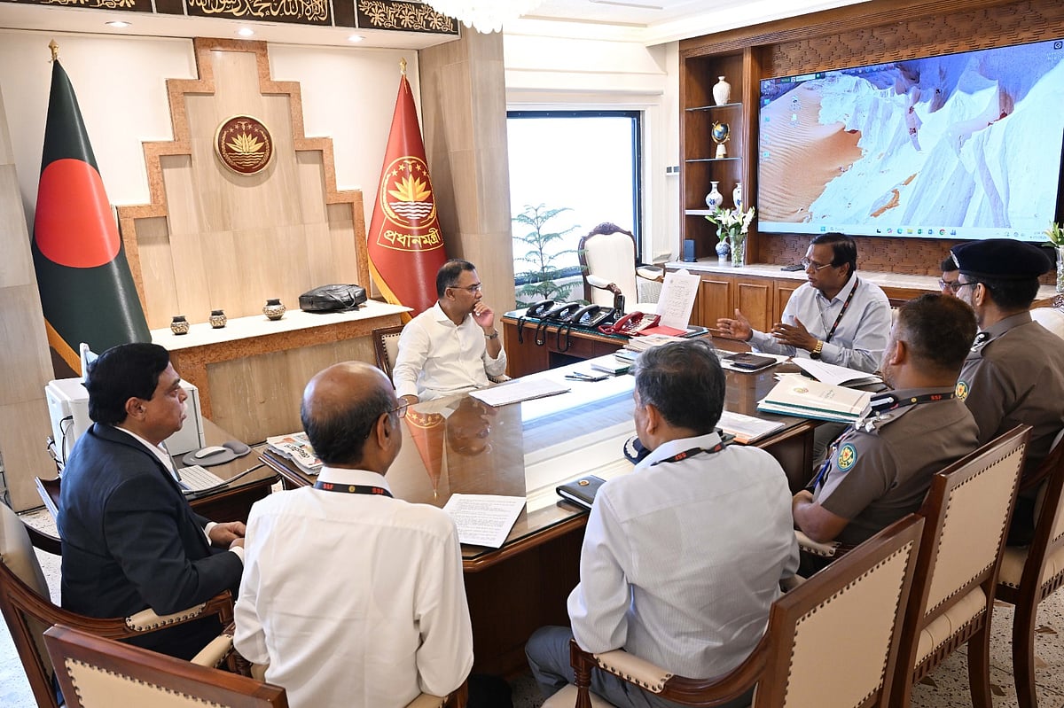 প্রধানমন্ত্রী তারেক রহমান আজ দুপুরে তেজগাঁওয়ে প্রধানমন্ত্রীর কার্যালয়ে অনুষ্ঠিত এক বৈঠকে উচ্ছেদ হওয়া হকারদের দ্রুত পুনর্বাসনের নির্দেশ দেন।