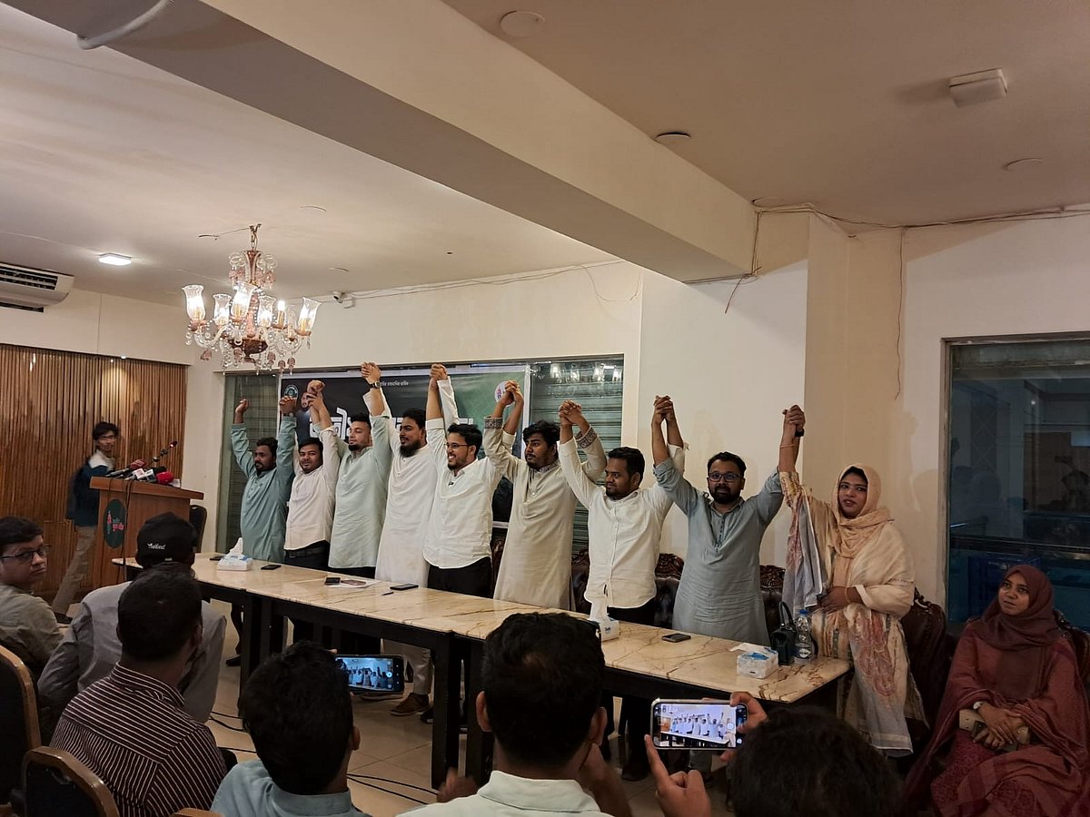 সভায় যুবশক্তির নতুন কমিটির সদস্যদের পরিচয় করিয়ে দিচ্ছেন এনসিপির সদস্যসচিব ও রংপুর-৪ আসনের সংসদ সদস্য আখতার হোসেন। আজ শনিবার রাজধানীর বাংলামোটরে