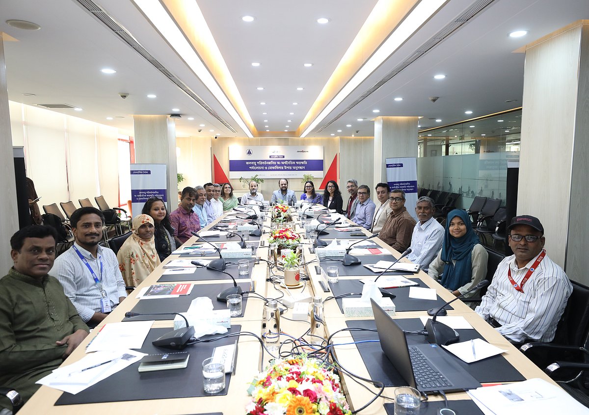 জলবায়ু পরিবর্তনজনিত অ-অর্থনৈতিক ক্ষয়ক্ষতি পর্যালোচনা ও মোকাবিলার উপায় অনুসন্ধান’ শীর্ষক গোলটেবিল বৈঠকে  অংশগ্রহণকারীরা