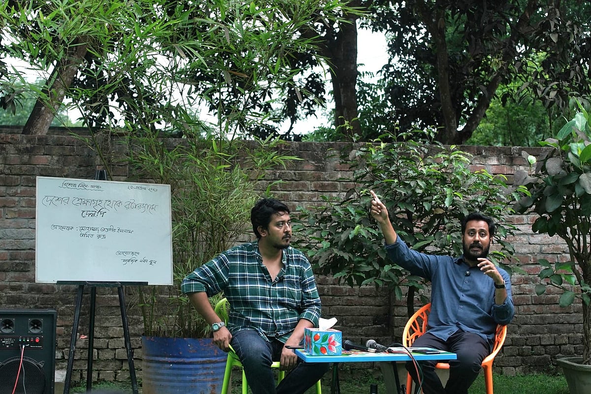 কথা বলছেন ‘দেলুপি’র নির্বাহী প্রযোজক অমিত রুদ্রু ও পরিচালক মোহাম্মদ তাওকীর ইসলাম। প্রথম আলো