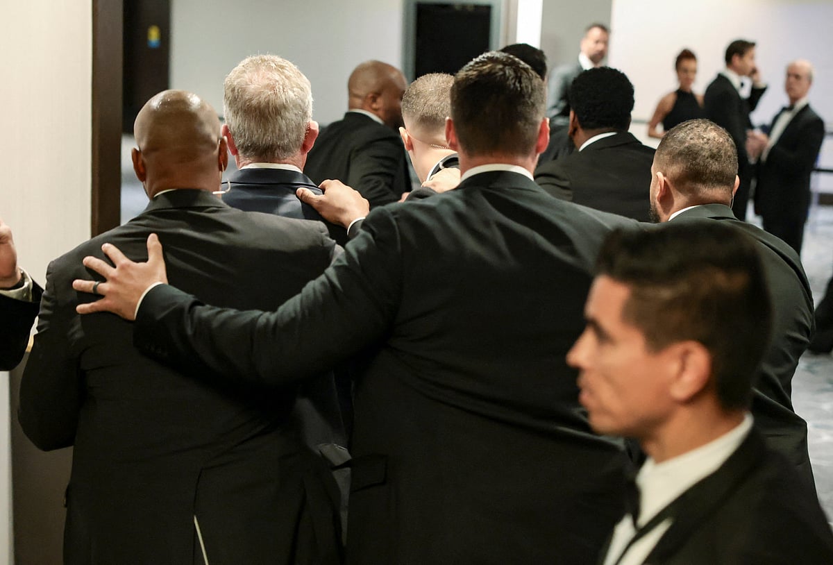 সিক্রেট সার্ভিসের সদস্যরা ট্রাম্প ও মেলানিয়াকে দ্রুত নৈশভোজের স্থান থেকে সরিয়ে নেন