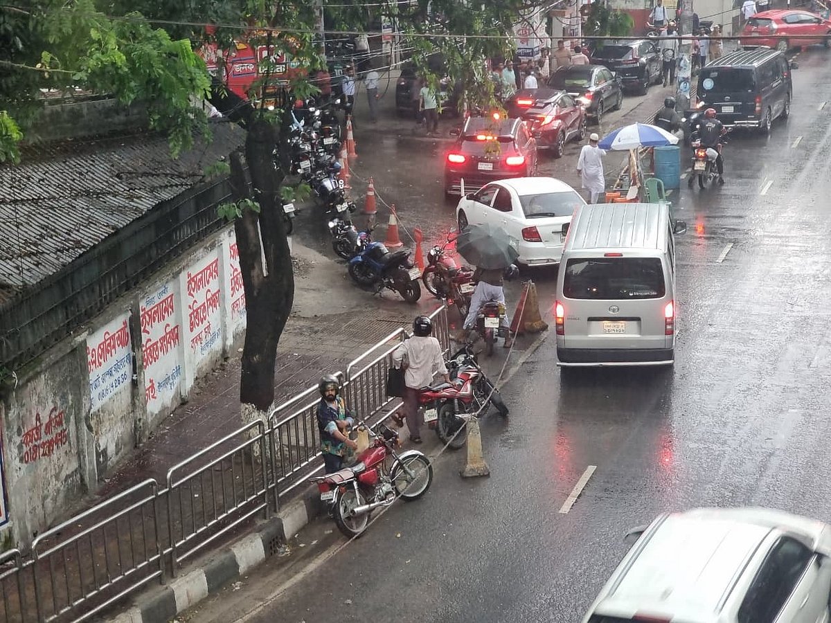 বৃষ্টি উপেক্ষা করেই জ্বালানি তেলের জন্য অপেক্ষা করছেন মোটরসাইকেল ও ব্যক্তিগত গাড়ির চালকেরা। রমনা ফিলিং স্টেশন, মৎস্য ভবন মোড়, ঢাকা; ২৬ এপ্রিল ২০২৬