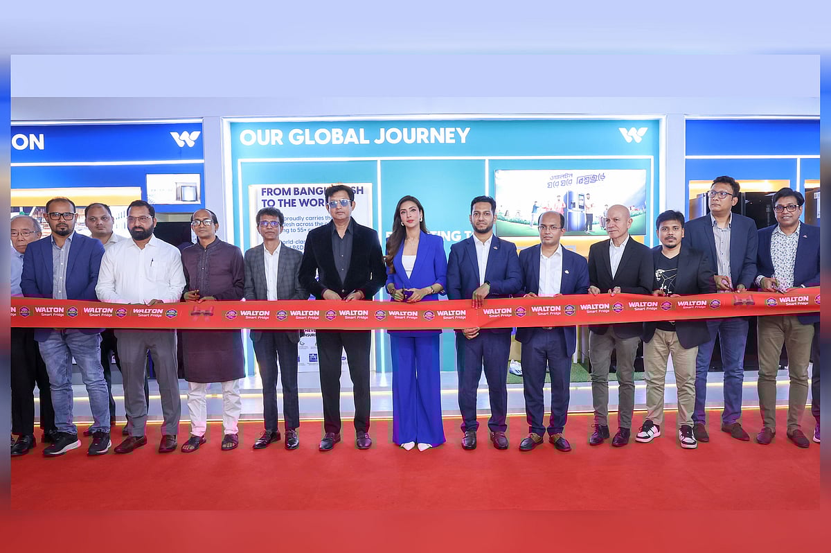 উদ্ভাবনী প্রযুক্তি ও ফিচারসমৃদ্ধ নতুন ১৫টি মডেলের ফ্রিজ উন্মোচন অনুষ্ঠানে ওয়ালটনের ঊর্ধ্বতন কর্মকর্তারা