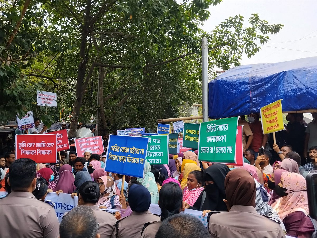 প্রাথমিক সহকারী শিক্ষক নিয়োগ-২০২৫-এ চূড়ান্তভাবে সুপারিশপ্রাপ্ত প্রার্থীরা যোগদানের আদেশ জারির দাবিতে শাহবাগে জাতীয় জাদুঘরের সামনের সড়কে পূর্বঘোষিত অবস্থান কর্মসূচি শুরু করেছেন