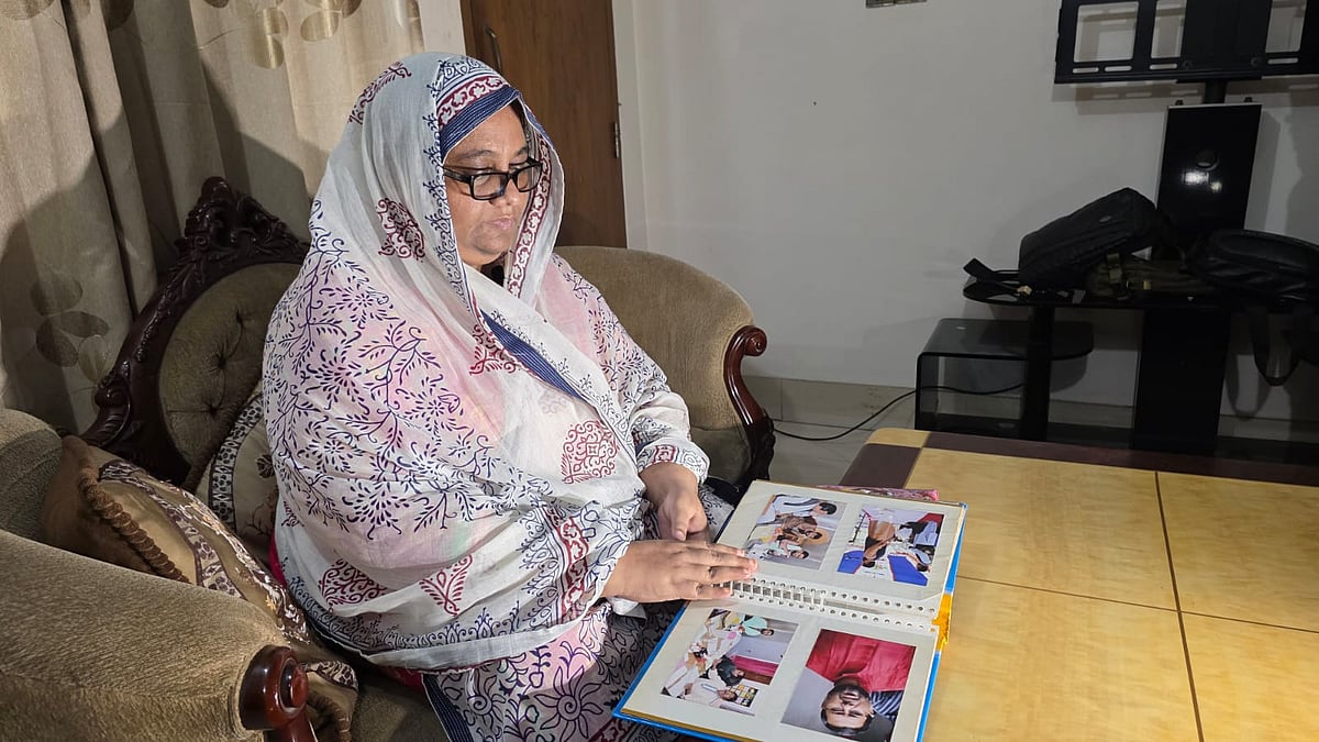 স্বামী নজরুল ইসলামকে হারানোর এক যুগ হয়ে গেছে। এখনো ছবির অ্যালবাম বের করে নীরবে অশ্রু ফেলেন সেলিনা ইসলাম। গত শুক্রবার নারায়ণগঞ্জ শহরের সিদ্ধিরগঞ্জে