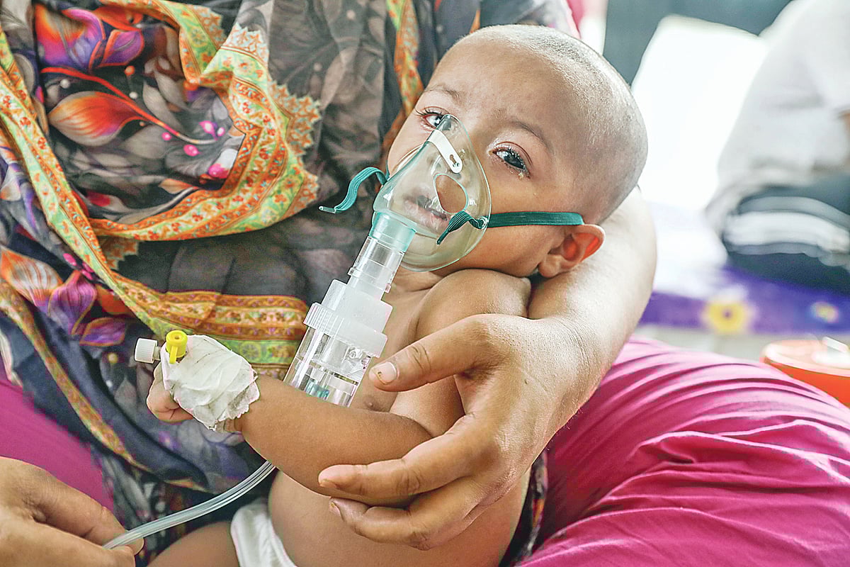 হামে আক্রান্ত এক শিশুকে নেবুলাইজ করা হচ্ছে। গতকাল দুপুরে রাজধানীর মহাখালী ডিএনসিসি ডেডিকেটেড কোভিড-১৯ হাসপাতালে