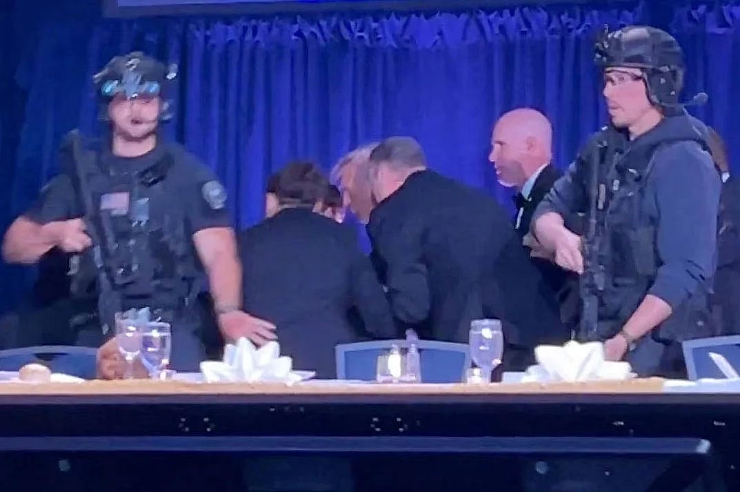 নিরাপত্তা কর্মকর্তারা ডোনাল্ড ট্রাম্পকে নৈশভোজ অনুষ্ঠান থেকে নিরাপদে সরিয়ে নিচ্ছেন