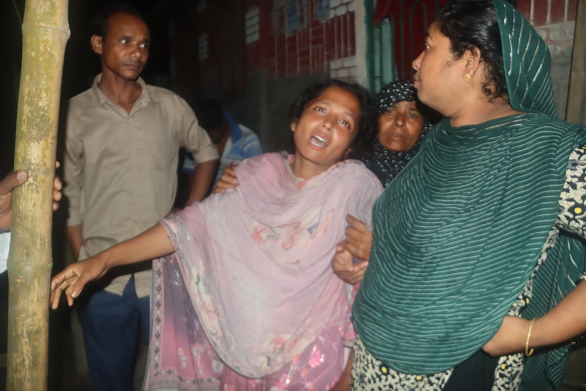 একসঙ্গে তিনজনকে পিটিয়ে ও কুপিয়ে হত্যার ঘটনায় স্বজনদের আহাজারি। সোমবার রাতে ফরিদপুর সদরের আলিয়াবাদ ইউনিয়নের গদাধরডাঙ্গী গ্রামে