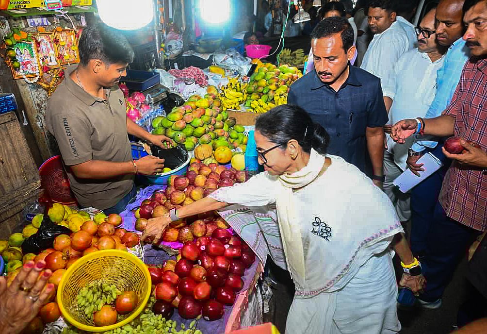 কলকাতার বাজারে ঢুকে সবজি ব্যবসায়ীর সঙ্গে কথা বলছেন মমতা বন্দ্যোপাধ্যায়। ২৬ এপ্রিল ২০২৬, পশ্চিমবঙ্গ