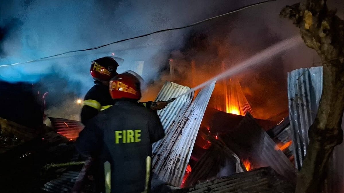 নরসিংদীর মাধবদীতে এক তরুণকে কুপিয়ে জখম করার খবর ছড়িয়ে পড়ার পর উত্তেজিত জনতা তিনটি বাড়িতে আগুন ধরিয়ে দেয়। গতকাল রোববার রাতে