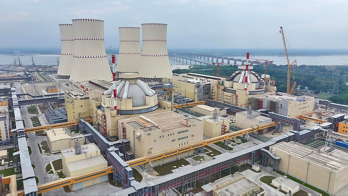 হার্ডিঞ্জ ব্রিজের কাছেই পদ্মা নদীর তীর ঘেঁষে গড়ে উঠেছে রূপপুর পারমাণবিক বিদ্যুৎকেন্দ্র। সোমবার পাবনার ঈশ্বরদী উপজেলার রূপপুরে