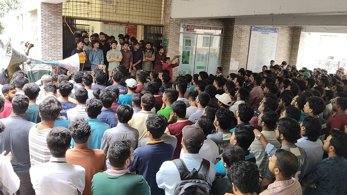 আবার অবস্থান কর্মসূচি পালন করছেন রুয়েটের একদল শিক্ষার্থী। আজ সোমবার বিকেলে ক্যাম্পাসের প্রশাসনিক ভবনের সামনে