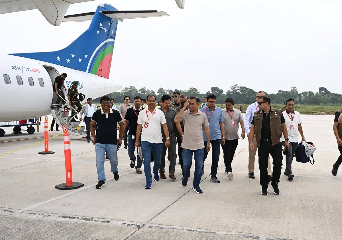 প্রধানমন্ত্রী তারেক রহমান যশোর সফরে এসেছেন। আজ সোমবার সকালে যশোর বিমানবন্দরে