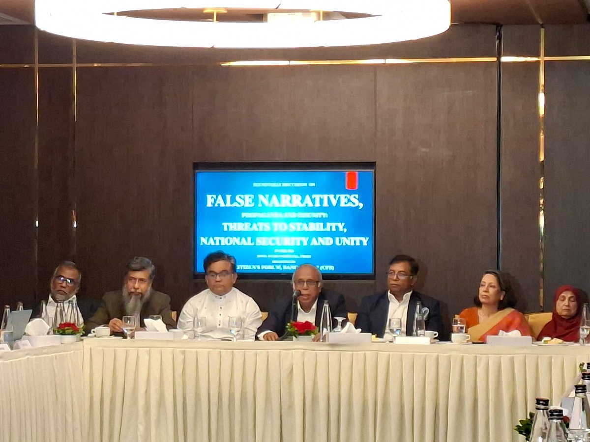 ‘ফলস ন্যারেটিভ, প্রোপাগান্ডা অ্যান্ড ডিজইউনিটি: থ্রেটস টু স্ট্যাবিলিটি, ন্যশনাল সিকিউরিটি অ্যান্ড ইউনিটি’ শীর্ষক গোলটেবিল আলোচনায় বক্তারা। আজ সোমবার বিকেলে রাজধানীর একটি হোটেলে
