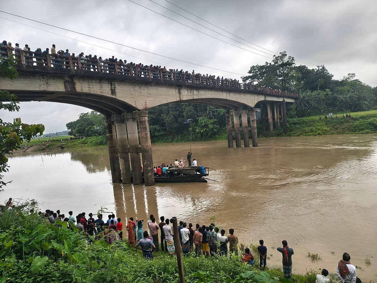 ময়মনসিংহের ফুলপুরে পানির গভীরতা পরিমাপ করতে গিয়ে পানি উন্নয়ন বোর্ডের নিখোঁজ ব্যক্তির সন্ধানে কাজ করছে ফায়ার সার্ভিসের ডুবুরি দল। আজ দুপুরে