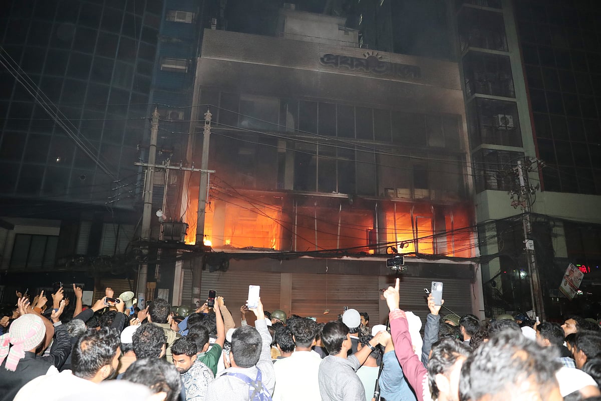 সংঘবদ্ধ একদল আক্রমণকারী রাজধানীর কারওয়ান বাজারে প্রথম আলো ভবনে হামলা, ভাঙচুর ও লুটপাট চালায়। পরে আগুন দিয়ে ভবন পুড়িয়ে দেয় তারা। ১৮ ডিসেম্বর রাত দেড়টায়