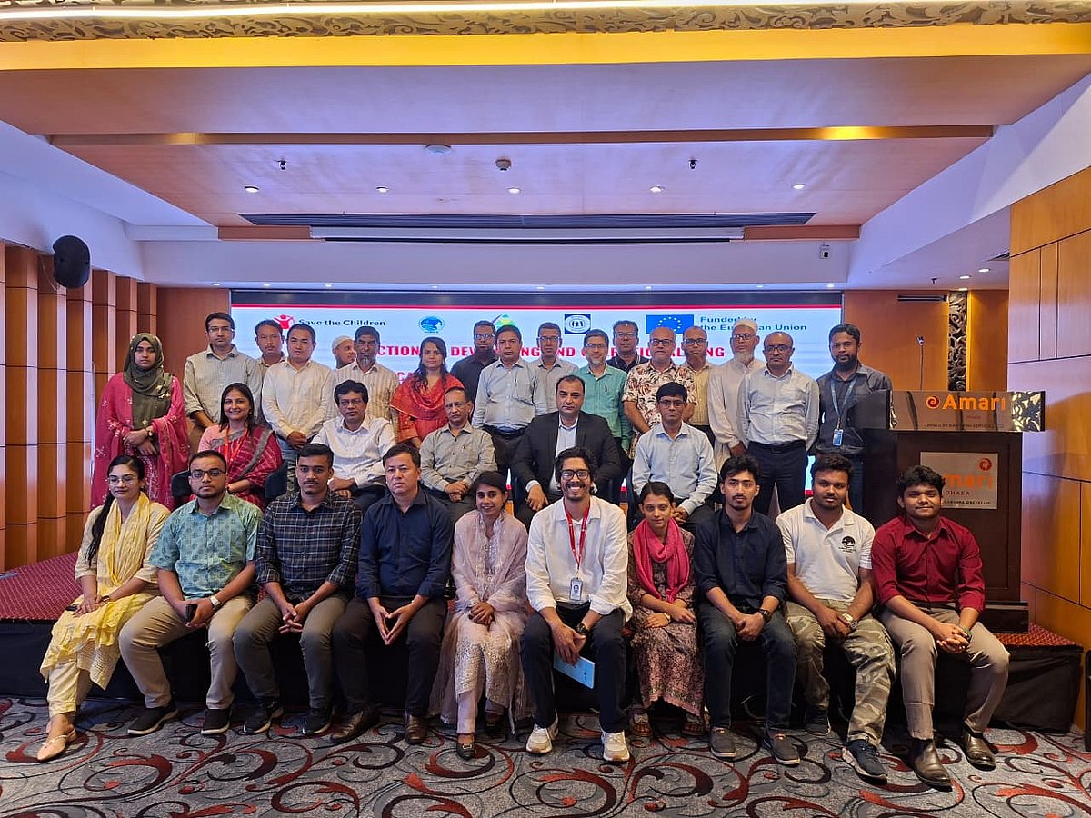 রাজধানীর গুলশানে একটি হোটেলে সেভ দ্য চিলড্রেন এবং ইউরোপীয় সিভিল প্রটেকশন অ্যান্ড হিউম্যানিটারিয়ান এইড অপারেশনসের (ইকো) উদ্যোগে দুর্যোগের ক্ষয়ক্ষতি কমাতে ‘পূর্বাভাসভিত্তিক আগাম কর্মপরিকল্পনা’ বিষয়ক জাতীয় কর্মশালায় অতিথিদের সঙ্গে অন্য অংশগ্রহণকারীরা