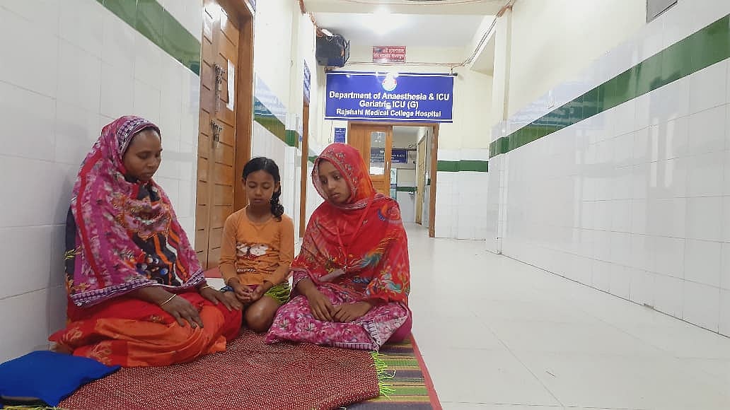 দুই মাস ধরে বাচ্চাকে নিয়ে হাসপাতালে। তাঁদের আর হাসপাতালে থাকা–খাওয়ার মতো সামর্থ্য নেই। মা আর ছোট বোনকে নিয়ে আইসিইউ ওয়ার্ডের সামনে বিষণ্ন হয়ে বসে আছেন শাহিদা খাতুন। গতকাল রোববার সন্ধ্যায় রাজশাহী মেডিকেল কলেজ হাসপাতালে