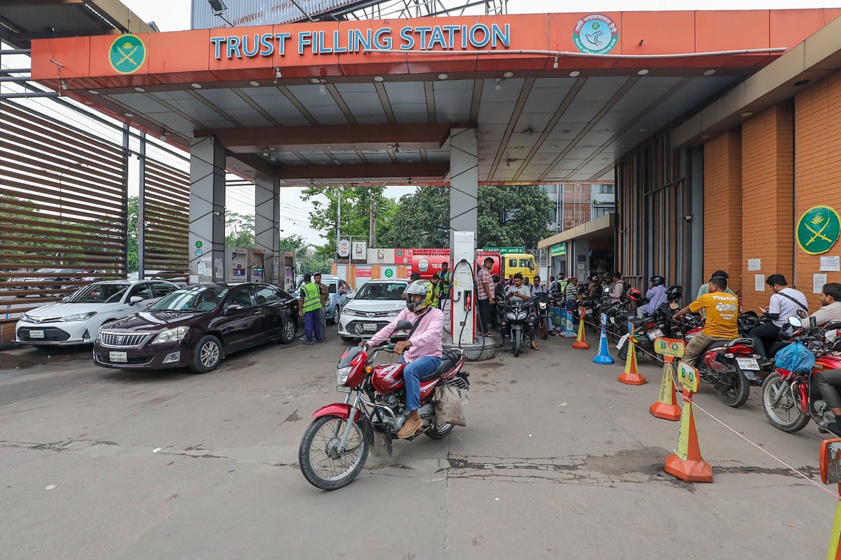 রাজধানীর তেজগাঁওয়ের ট্রাস্ট ফিলিং স্টেশনে গত কয়েক দিনের তুলানায় লাইনের দৈর্ঘ্য কমে এসেছে প্রধানমন্ত্রীর কার্যালয় পেরিয়ে বিমানবাহিনীর মেস পর্যন্ত। ২৭ এপ্রিল