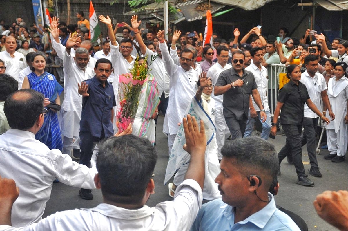 নির্বাচনী প্রচারের শেষ দিনে রোড শো করেন পশ্চিমবঙ্গের মুখ্যমন্ত্রী ও তৃণমূল কংগ্রেসের প্রার্থী মমতা বন্দ্যোপাধ্যায়। ভবানীপুর, পশ্চিমবঙ্গ। ২৭ এপ্রিল ২০২৬