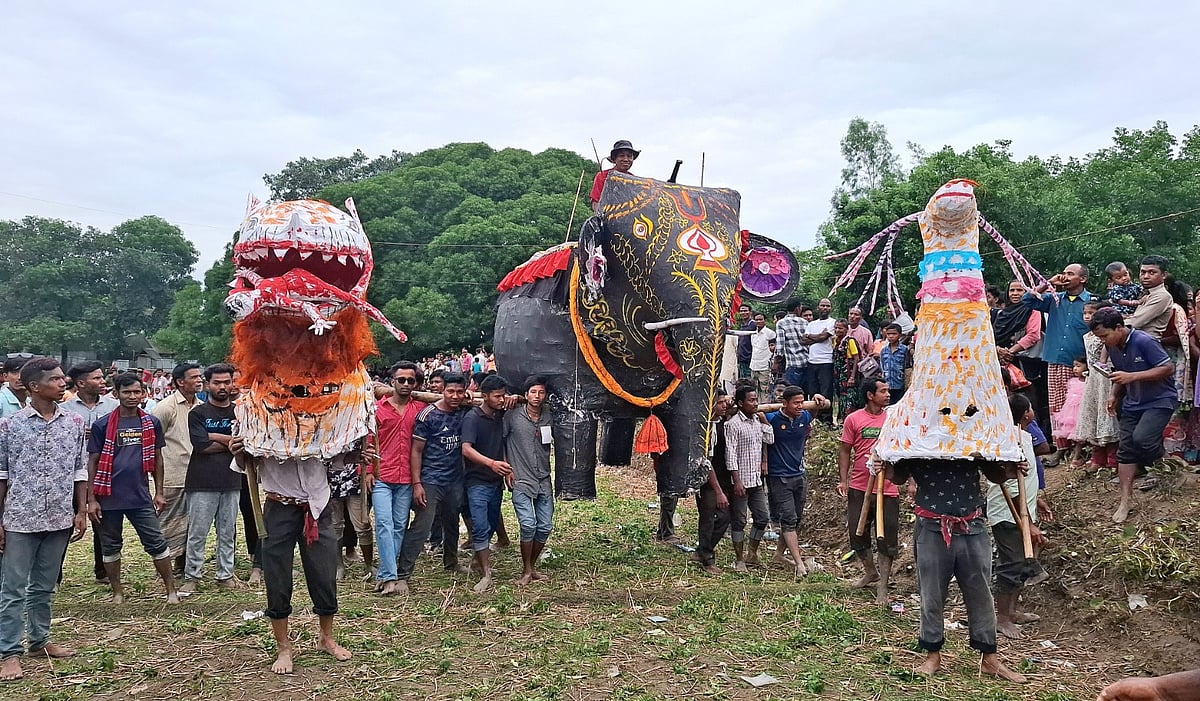 শিবকালী মন্দিরে চড়কপূজা উপলক্ষে কারুশিল্প প্রদর্শনীর আয়োজন করা হয়। সোমবার দুপুরে ঠাকুরগাঁও সদরের দক্ষিণ বঠিনা গ্রামে
