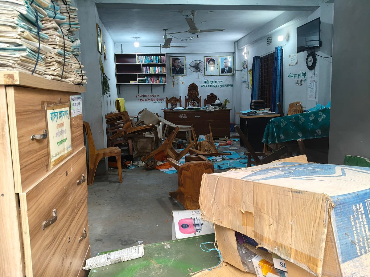 ৪০-৫০ জন লোক হঠাৎ এসে ২-৩ মিনিটের মধ্যে আইনজীবী হাবিবুর রহমানের কার্যালয়ে ভাঙচুর চালায়। আজ সোমবার মাগুরা শহরের জেলাপাড়া এলাকায়