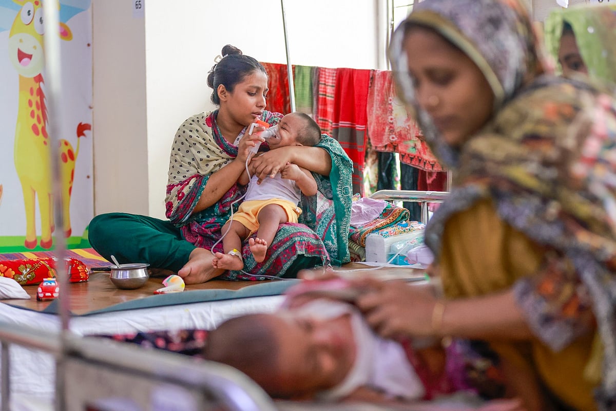 হাম ও হামের উপসর্গে আক্রান্ত শিশুরা চিকিৎসা নিচ্ছে ডিএনসিসি ডেডিকেটেড কোভিড  হাসপাতালে। মহাখালী, ঢাকা, ২৮ এপ্রিল