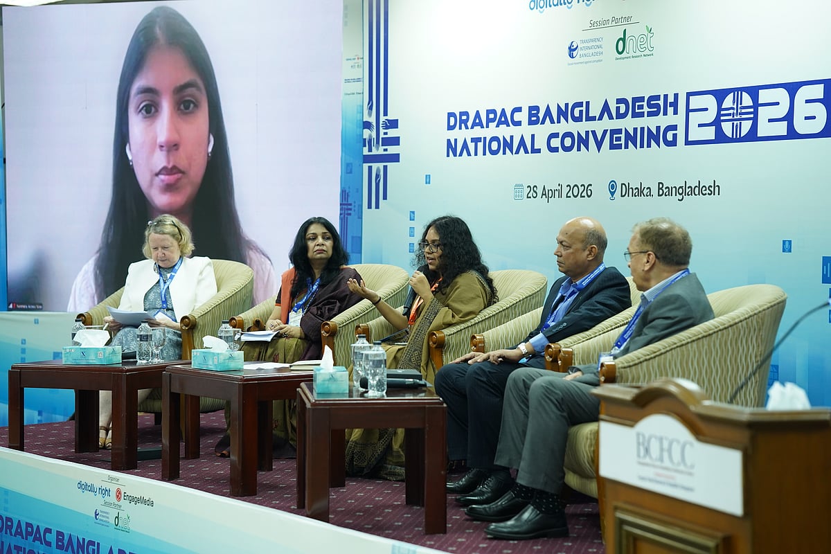 ডিজিটাল রাইটস এশিয়া-প্যাসিফিক বাংলাদেশ জাতীয় সম্মেলন–২০২৬-এর প্রথম সেশনে আলোচকেরা। বাংলাদেশ-চীন মৈত্রী সম্মেলন কেন্দ্রে, ২৮ এপ্রিল