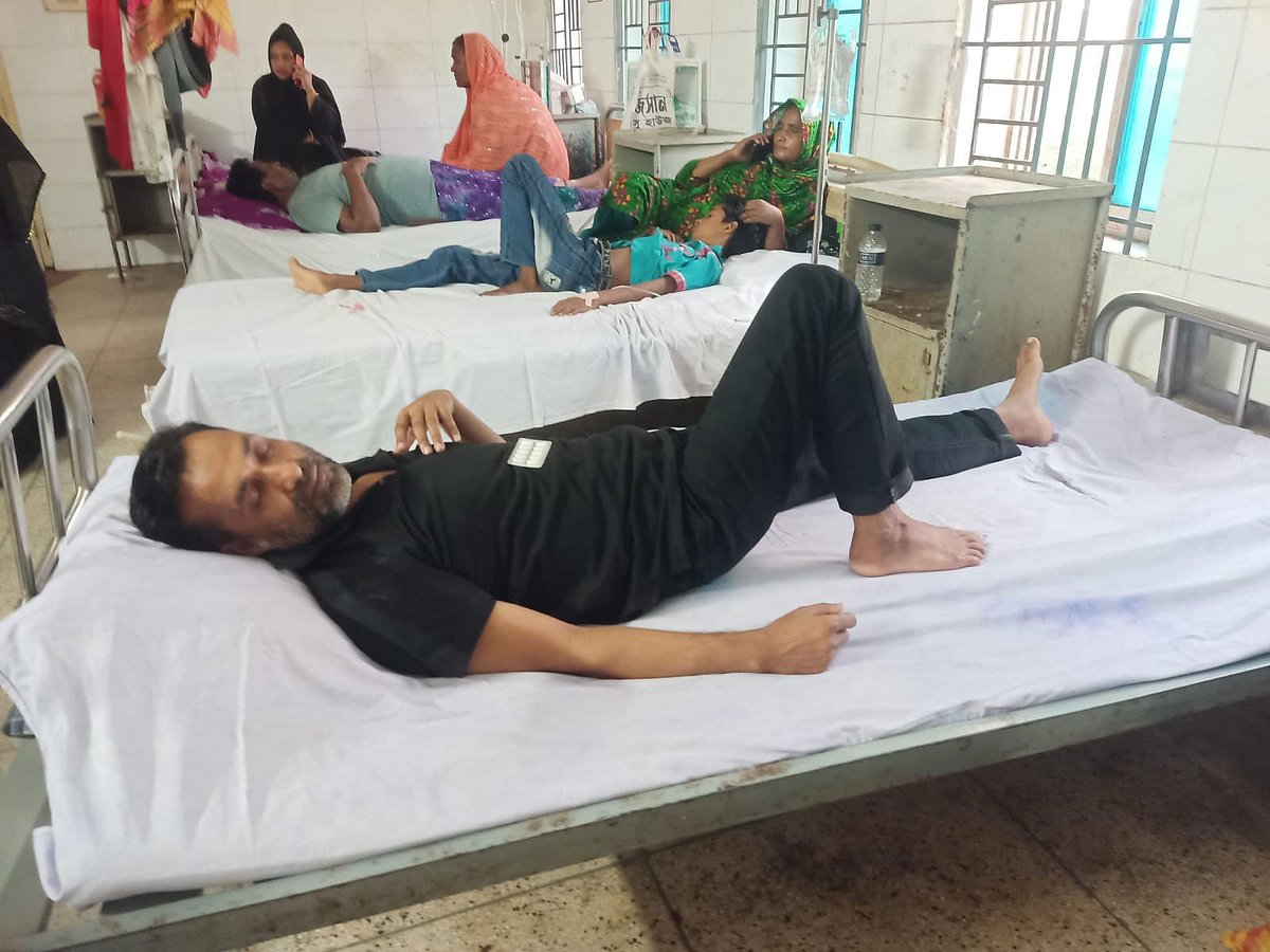 কলারোয়া স্বাস্থ্য কমপ্লেক্সে ভর্তি সাংবাদিক আসাদুজ্জামান